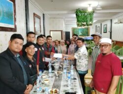 Sukarelawan Yayasan Pemuda Peduli Mualaf dan Anak-anak Mengaji Serahkan Donasi kepada IKMR Kepulauan Meranti