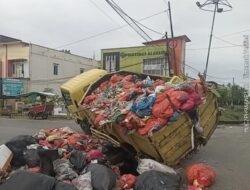 Mobil Angkutan Sampah Terperosok di Jalan Lintas Desa Alah Air, Warga Soroti Kondisi Jalan