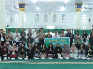 Momentum Ramadhan Satreskrim Bagian SDM Humas Polres Meranti Berbagi Ratusan Takjil Di Pondok Pusantren