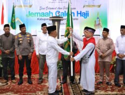Ketik Tepung Tawar Iringi Langkah 110 Calon Haji Meranti, Bupati Asmar: Jaga Niat dan Kesehatan di Tanah Suci