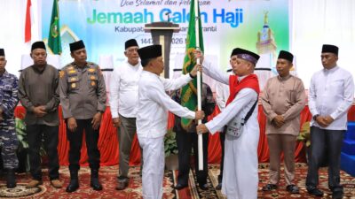 Ketik Tepung Tawar Iringi Langkah 110 Calon Haji Meranti, Bupati Asmar: Jaga Niat dan Kesehatan di Tanah Suci