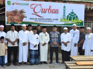 Bupati Asmar Serahkan Langsung Sapi Kurban Presiden ke Panitia Masjid Ar-Rahmah