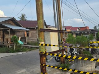 Tiang Listrik Miring di Selatpanjang Barat Resahkan Warga, Diminta Segera Ditangani PLN
