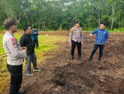 WUJUD AKSI NYATA POLRI, KAPOLSEK BENGKALIS SERAHKAN BANTUAN CANGKUL DAN CAPING UNTUK PETANI JAGUNG PIPIL