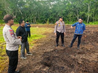 WUJUD AKSI NYATA POLRI, KAPOLSEK BENGKALIS SERAHKAN BANTUAN CANGKUL DAN CAPING UNTUK PETANI JAGUNG PIPIL