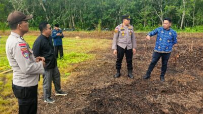WUJUD AKSI NYATA POLRI, KAPOLSEK BENGKALIS SERAHKAN BANTUAN CANGKUL DAN CAPING UNTUK PETANI JAGUNG PIPIL