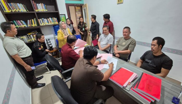 KEJAKSAAN NEGERI KEPULAUAN MERANTI MENERIMA PENYERAHAN TERSANGKA DAN BARANG BUKTI PERKARA DUGAAN TINDAK PIDANA KEHUTANAN