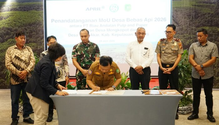 Bupati Asmar Teken Kerja Sama Program Desa Bebas Api, Perkuat Sinergi Cegah Karhutla di Kepulauan Meranti