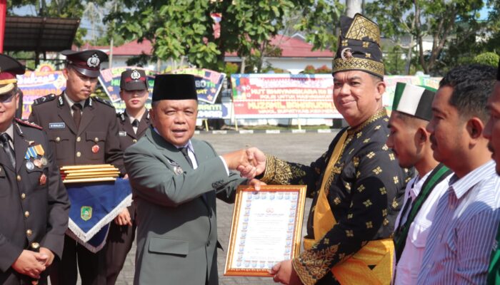 Datuk Seri Afrizal Cik Terima Penghargaan dari Kapolres Kepulauan Meranti
