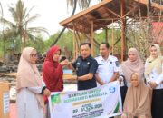 Bupati Asmar Serahkan Santunan Rp61,5 Juta untuk Guru Korban Kebakaran di Meranti