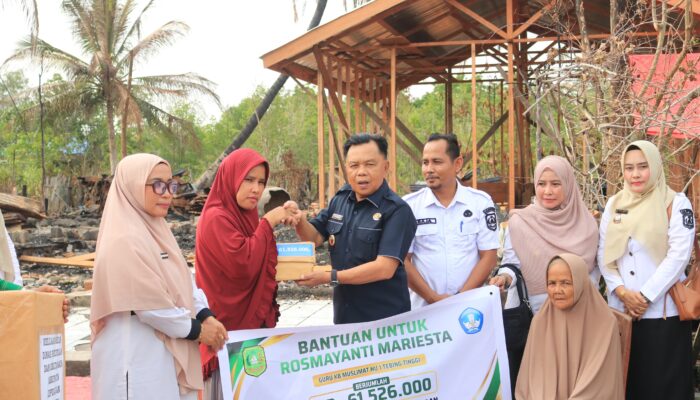 Bupati Asmar Serahkan Santunan Rp61,5 Juta untuk Guru Korban Kebakaran di Meranti